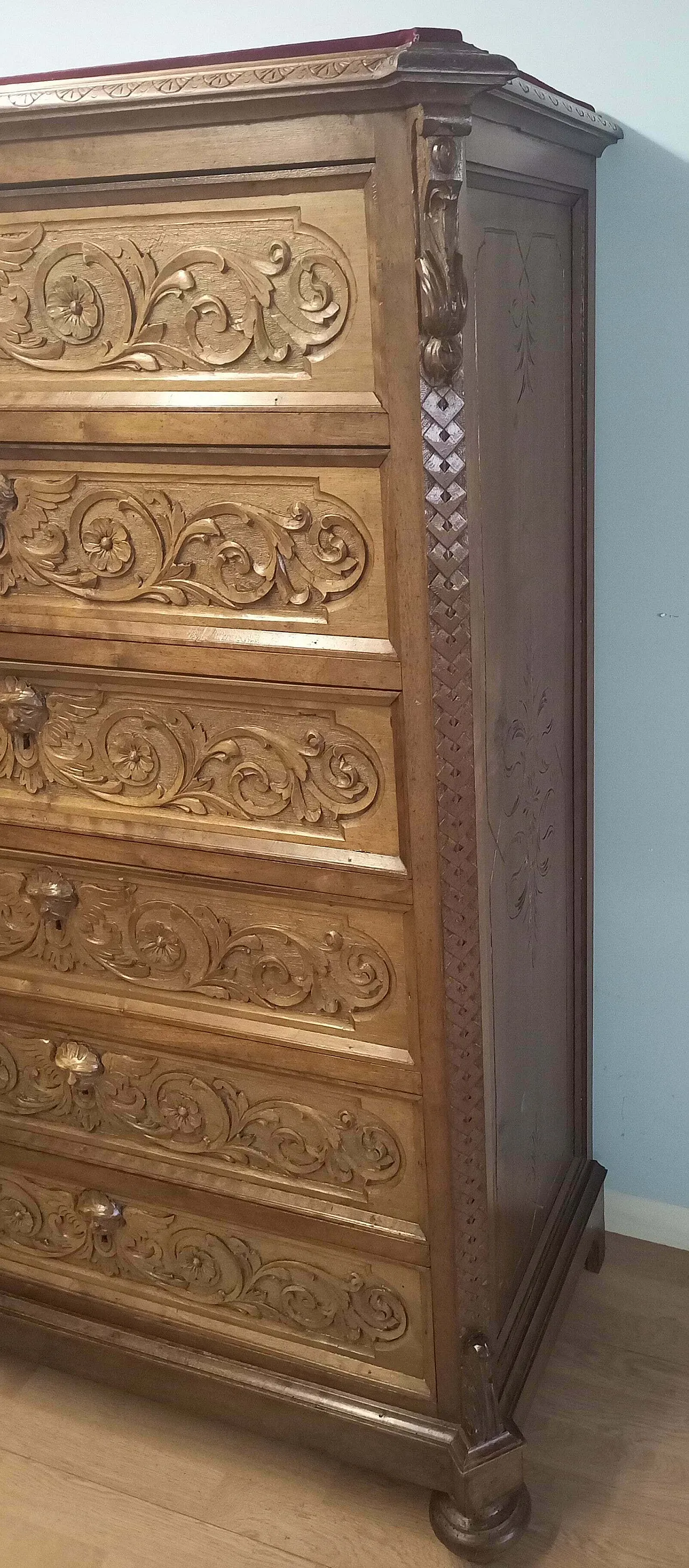 Walnut chest of drawers, 19th century 9