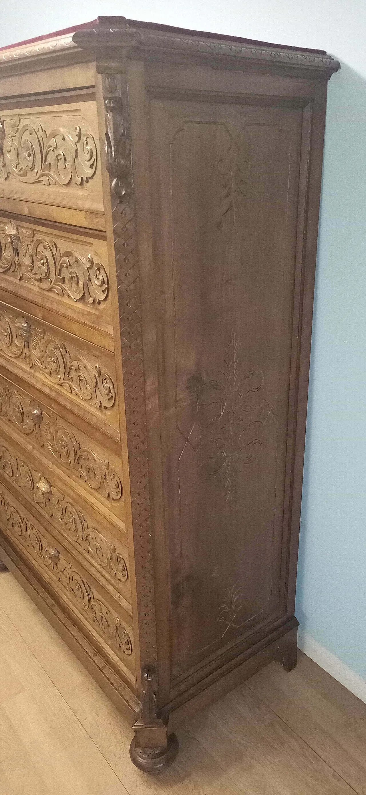 Walnut chest of drawers, 19th century 10