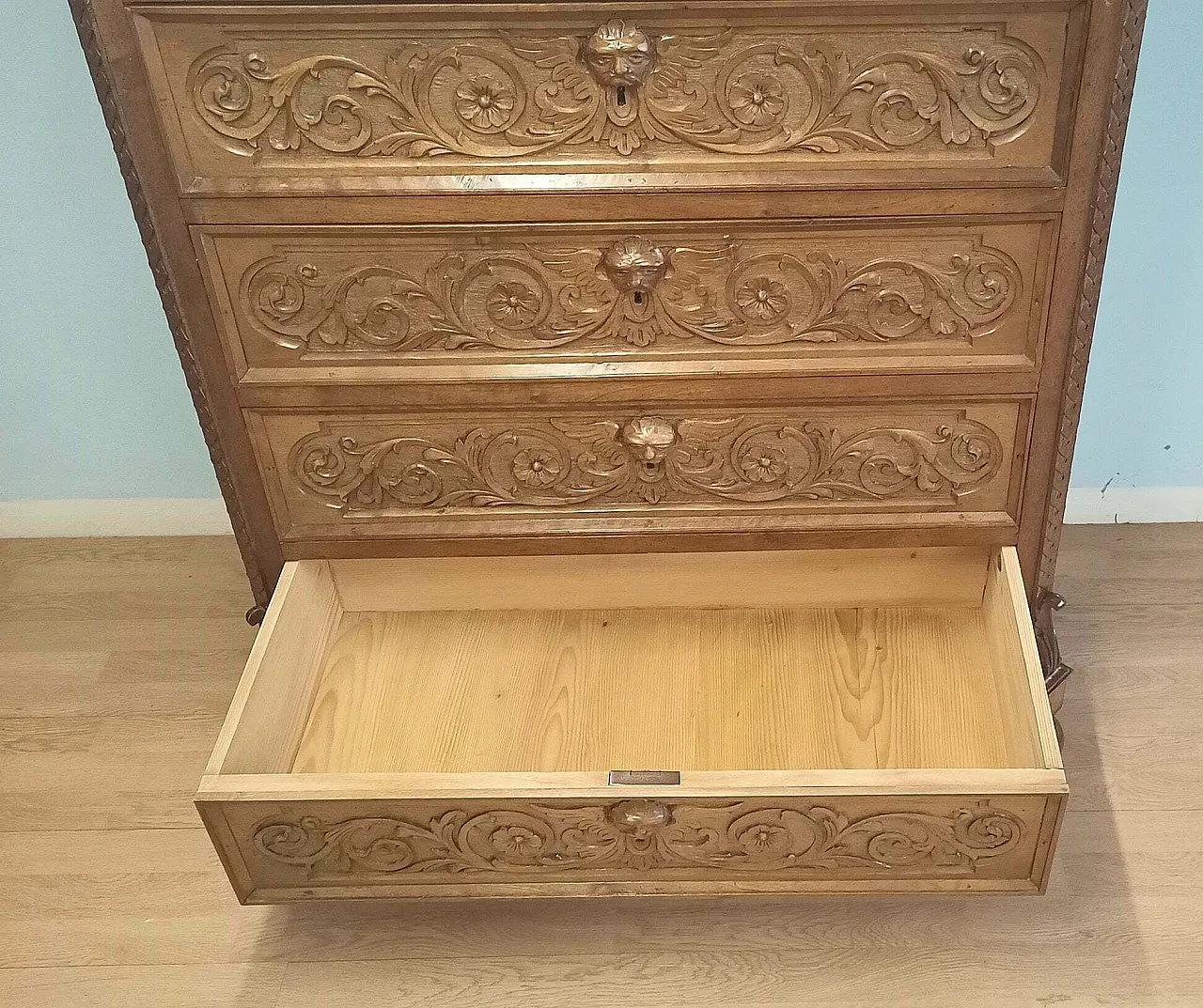 Walnut chest of drawers, 19th century 18