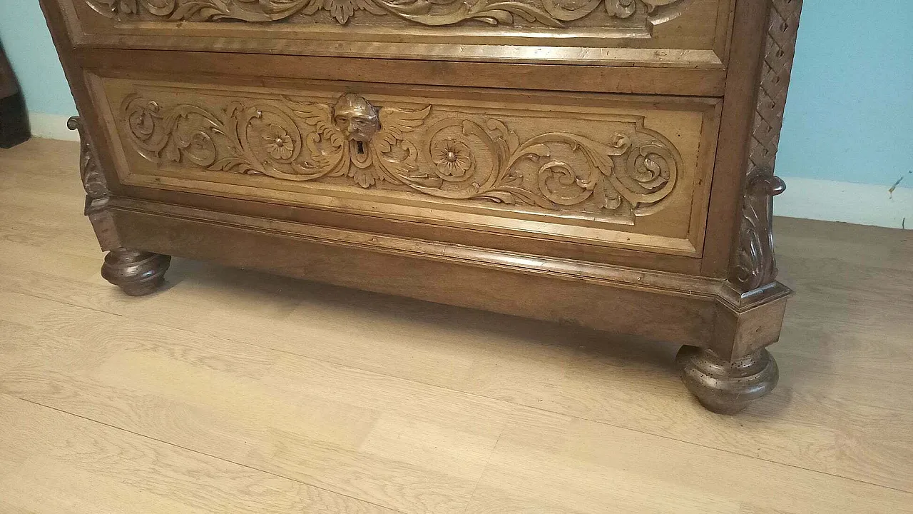 Walnut chest of drawers, 19th century 19