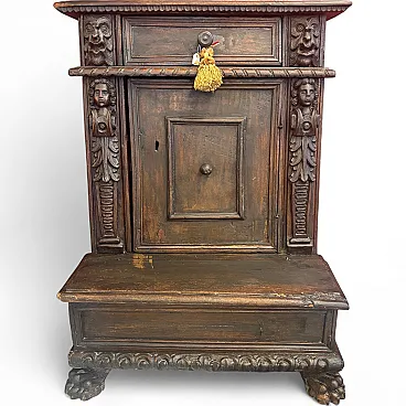 Kneeler in solid walnut with caries, 16th century