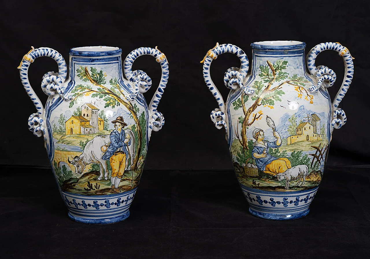 Coppia di vasi in maiolica smaltata raffigurante pastori, '900 1