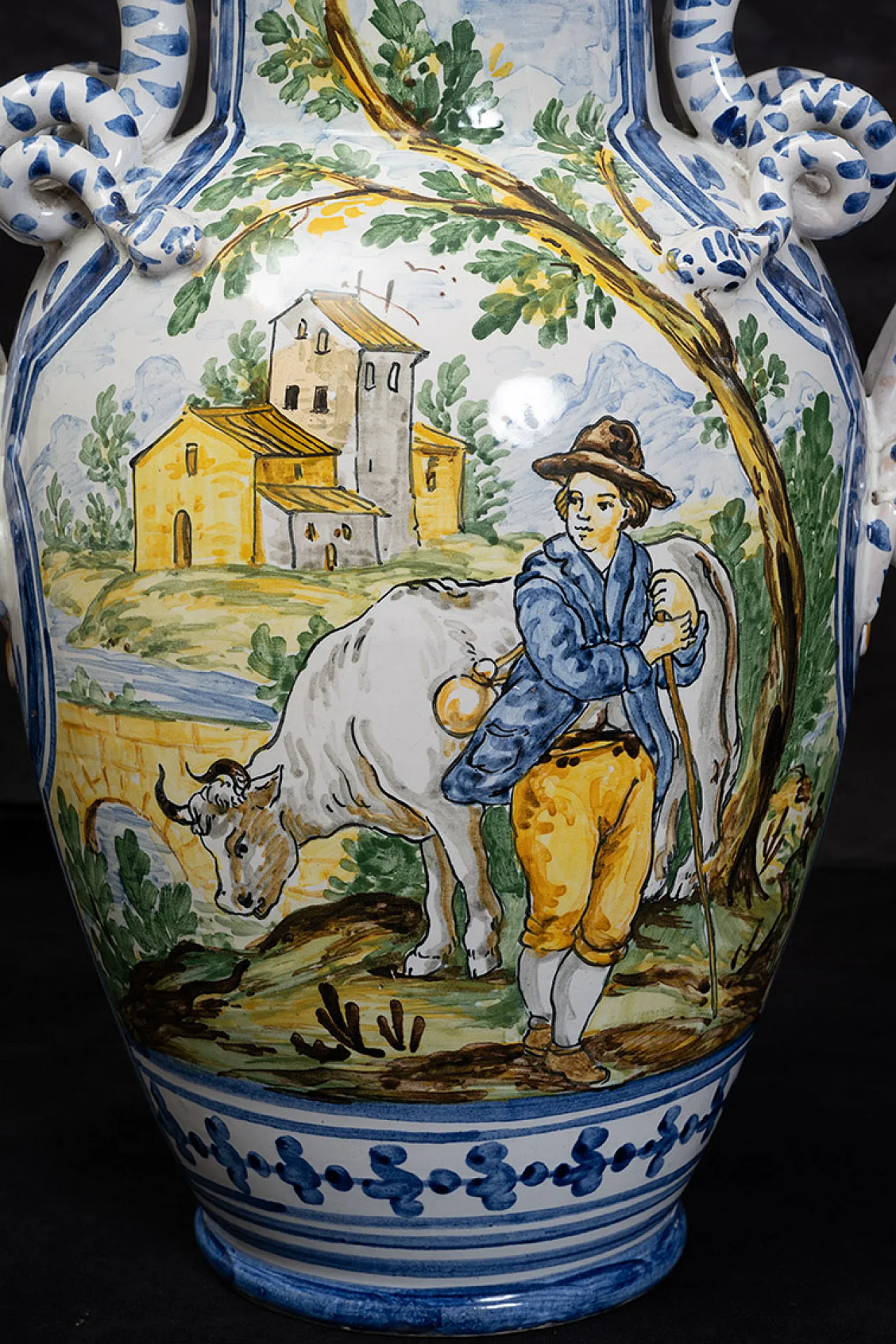 Coppia di vasi in maiolica smaltata raffigurante pastori, '900 2