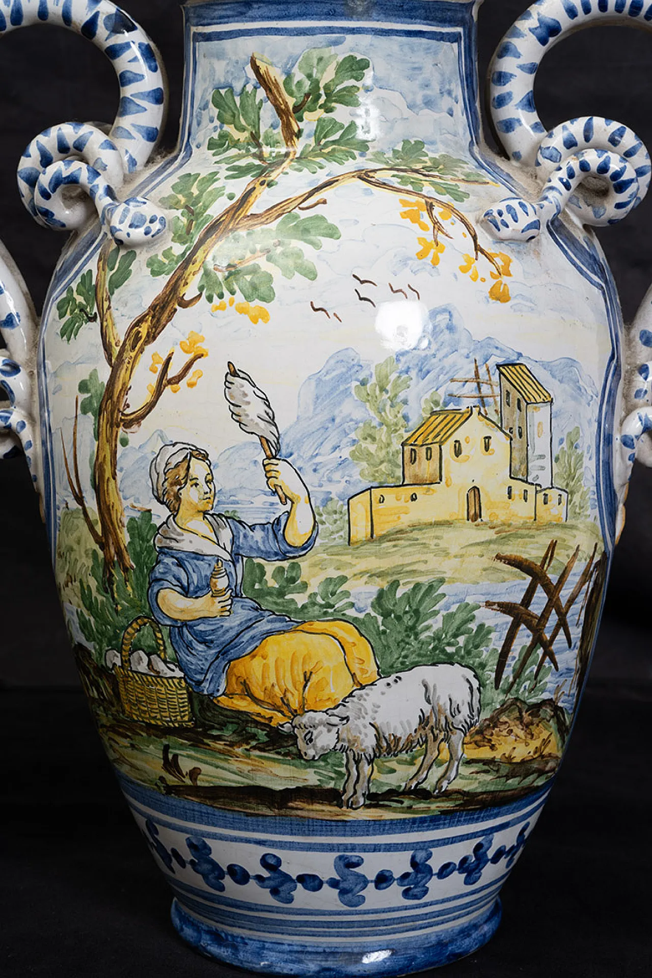 Coppia di vasi in maiolica smaltata raffigurante pastori, '900 3