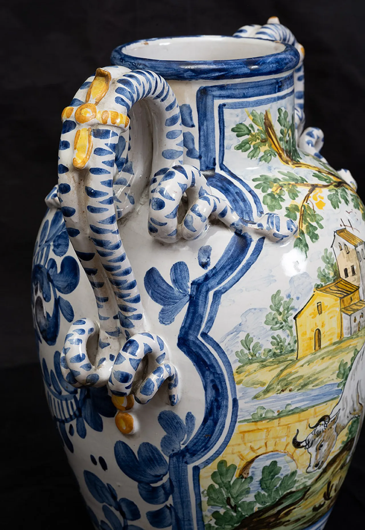 Coppia di vasi in maiolica smaltata raffigurante pastori, '900 4