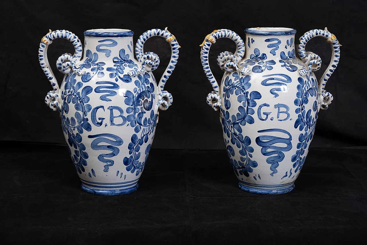 Coppia di vasi in maiolica smaltata raffigurante pastori, '900 5