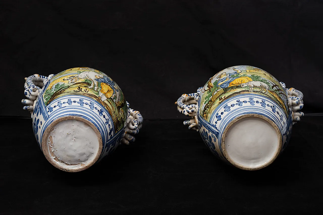 Coppia di vasi in maiolica smaltata raffigurante pastori, '900 6