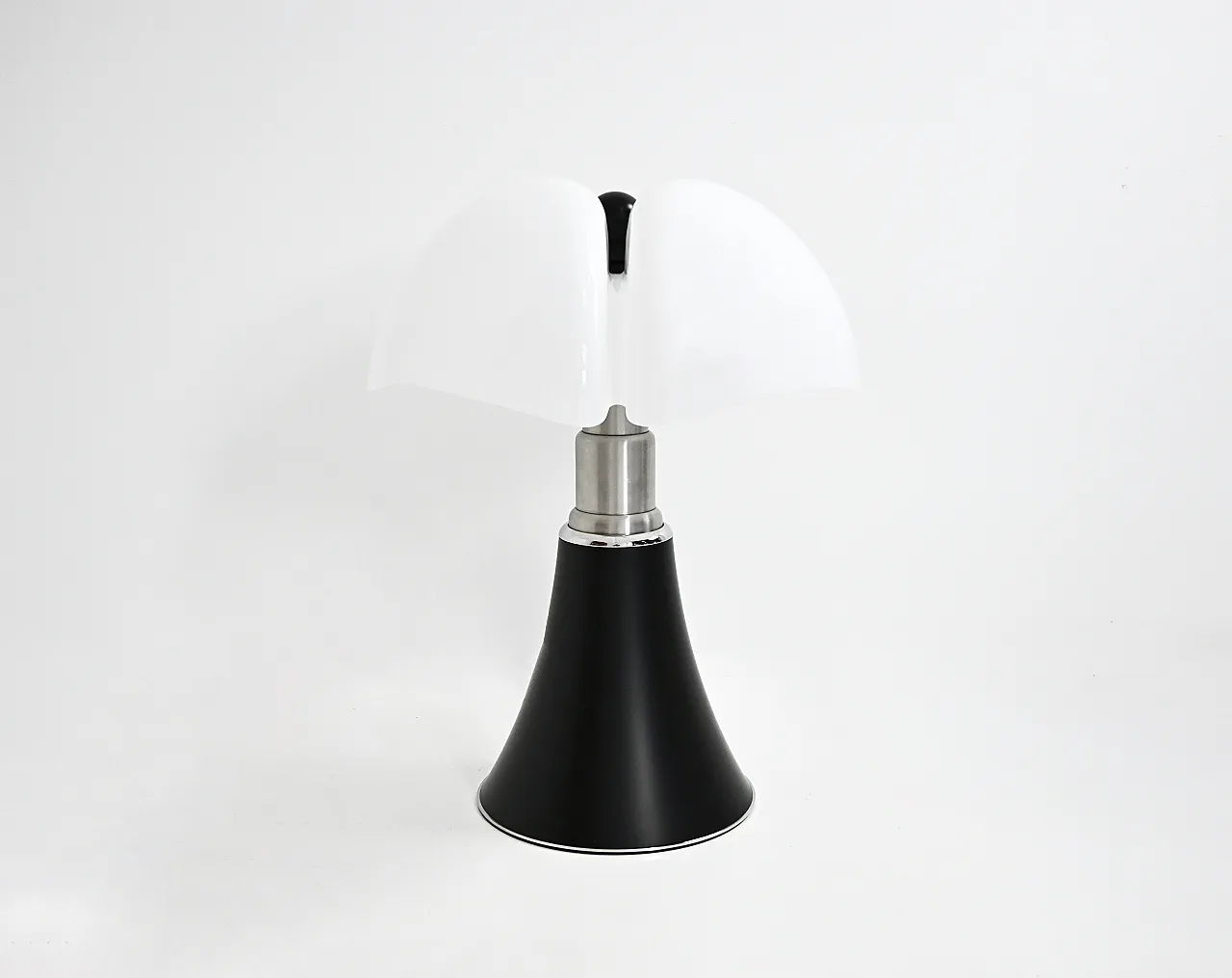 Lampada da tavolo Pipistrello nera di Gae Aulenti per Martinelli Luce 1