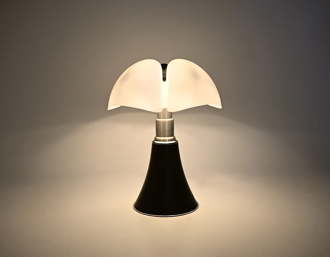 Lampada da tavolo Pipistrello nera di Gae Aulenti per Martinelli Luce 2