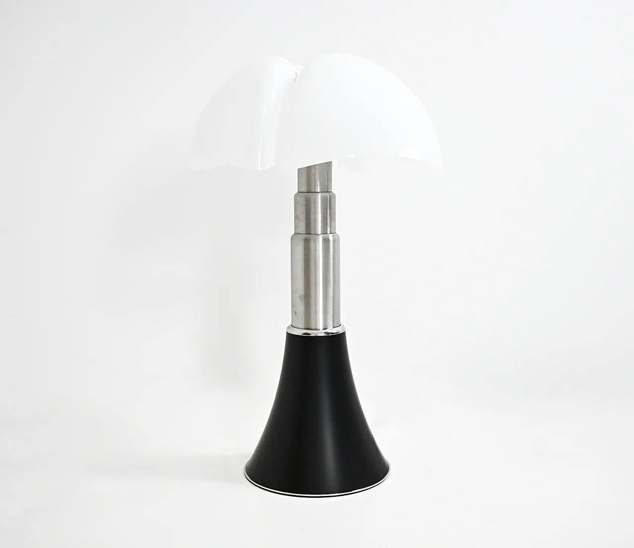 Lampada da tavolo Pipistrello nera di Gae Aulenti per Martinelli Luce 3