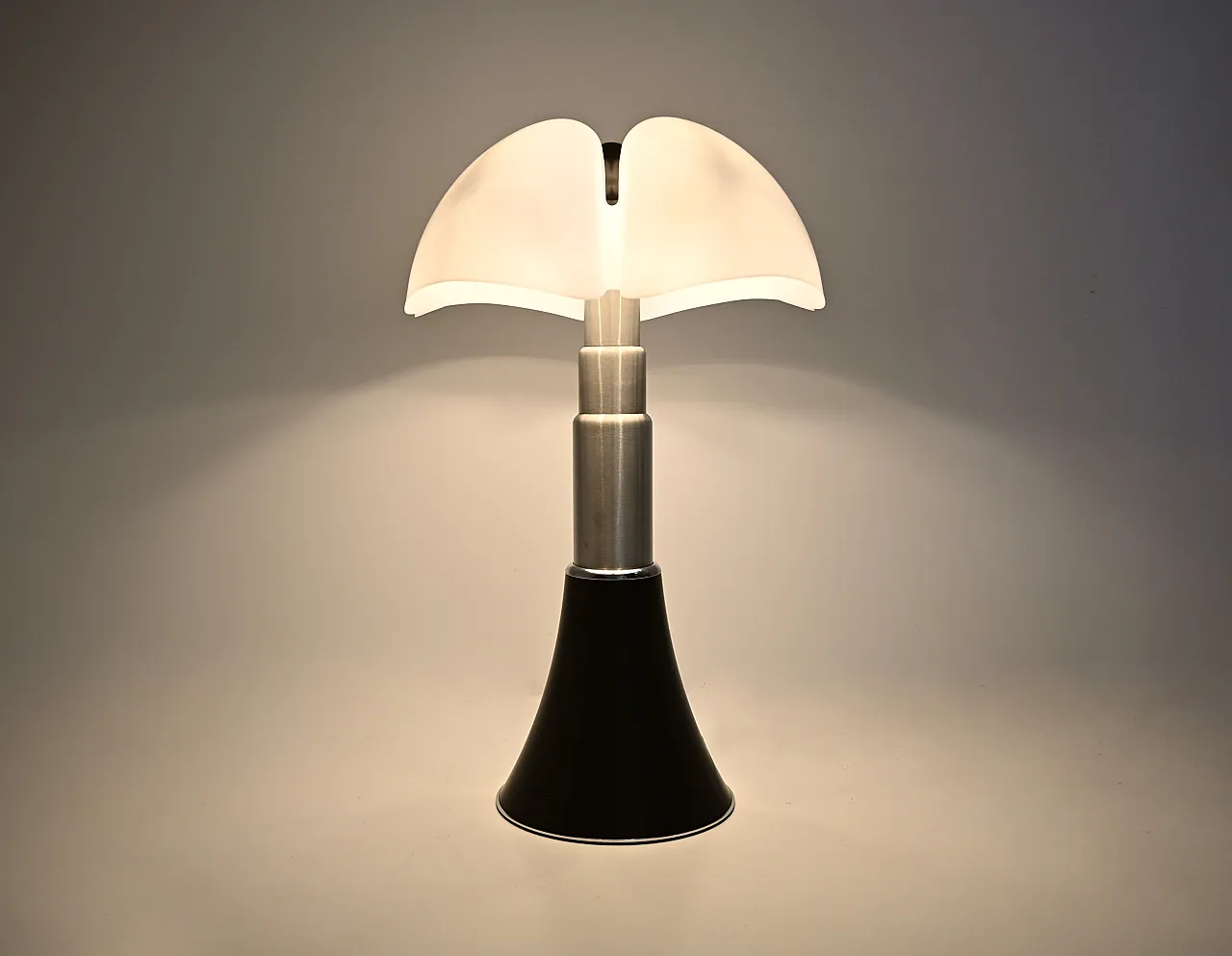 Lampada da tavolo Pipistrello nera di Gae Aulenti per Martinelli Luce 4