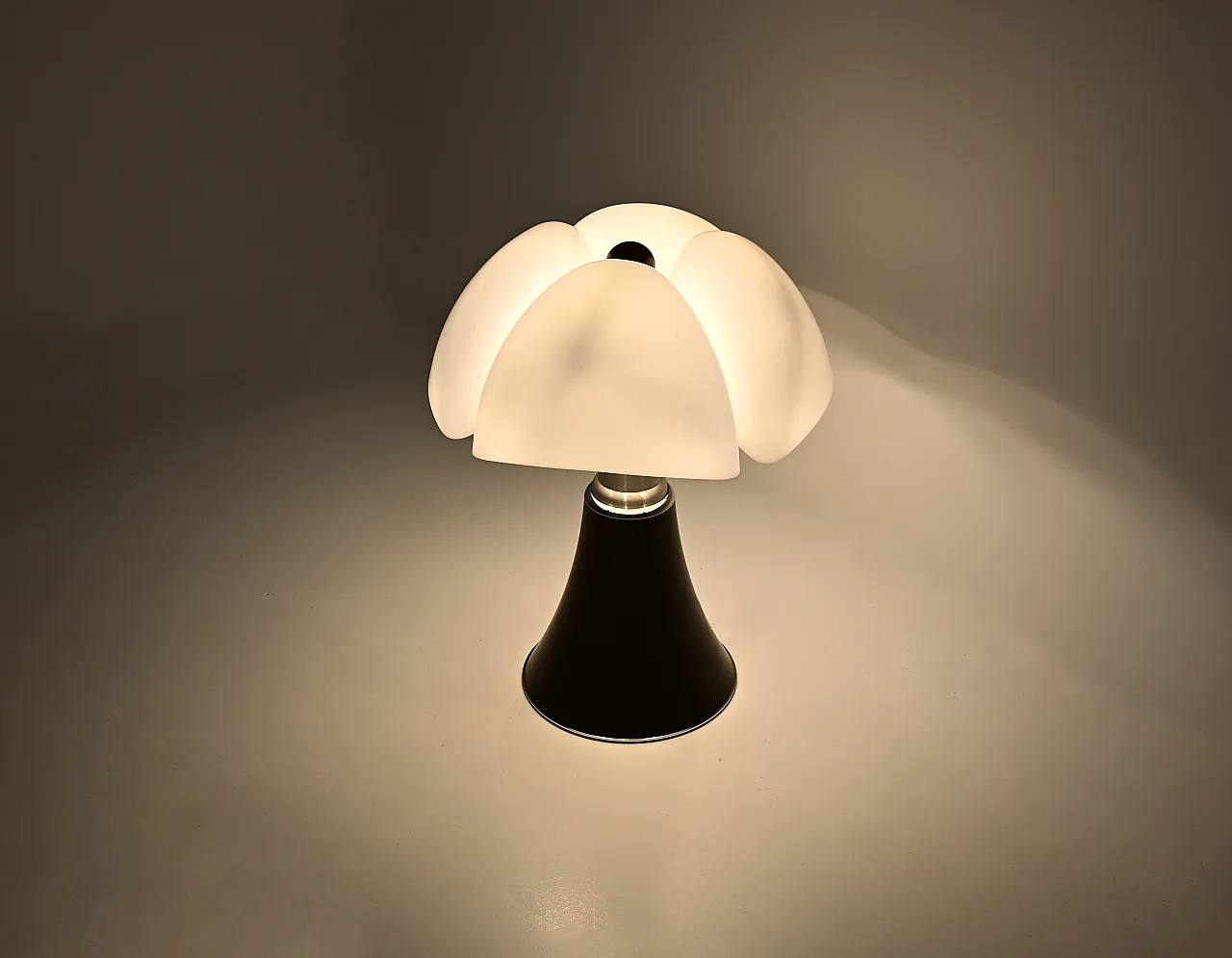 Lampada da tavolo Pipistrello nera di Gae Aulenti per Martinelli Luce 6