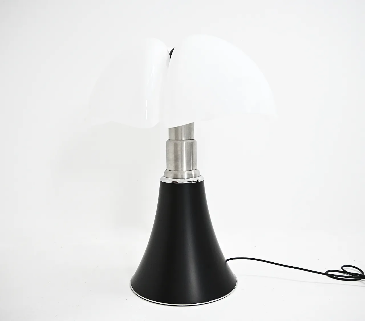 Lampada da tavolo Pipistrello nera di Gae Aulenti per Martinelli Luce 7