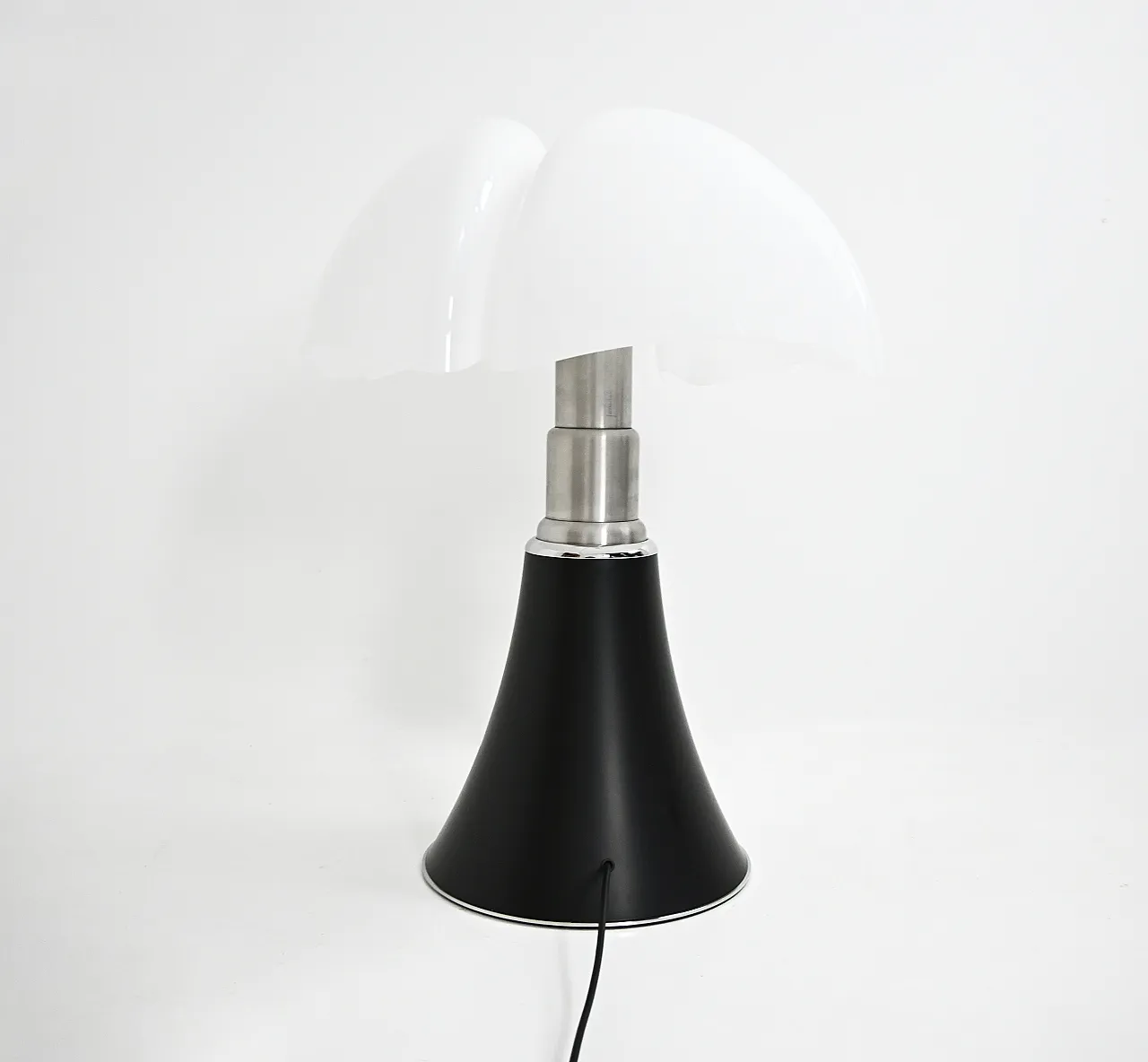 Lampada da tavolo Pipistrello nera di Gae Aulenti per Martinelli Luce 8