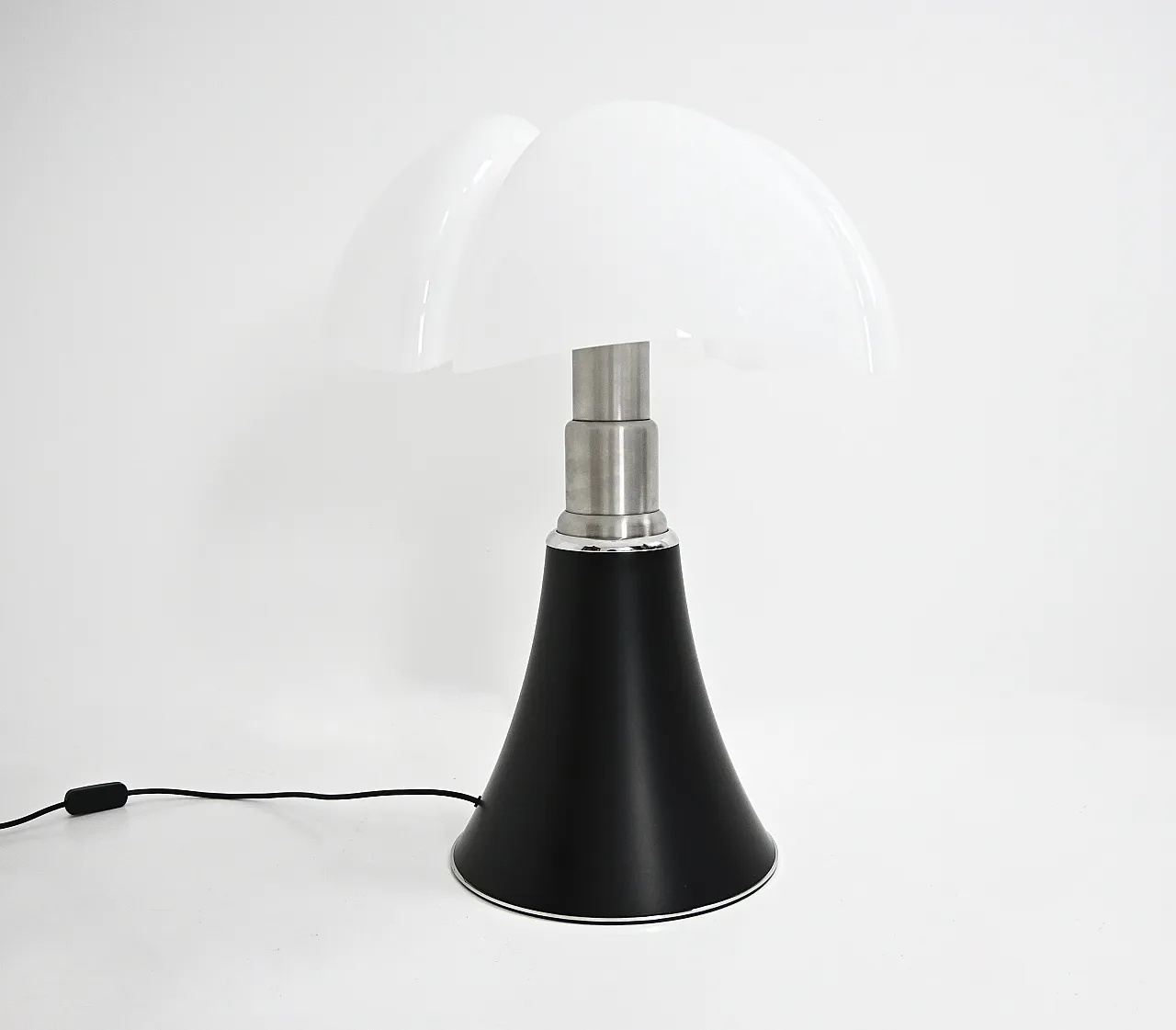 Lampada da tavolo Pipistrello nera di Gae Aulenti per Martinelli Luce 9