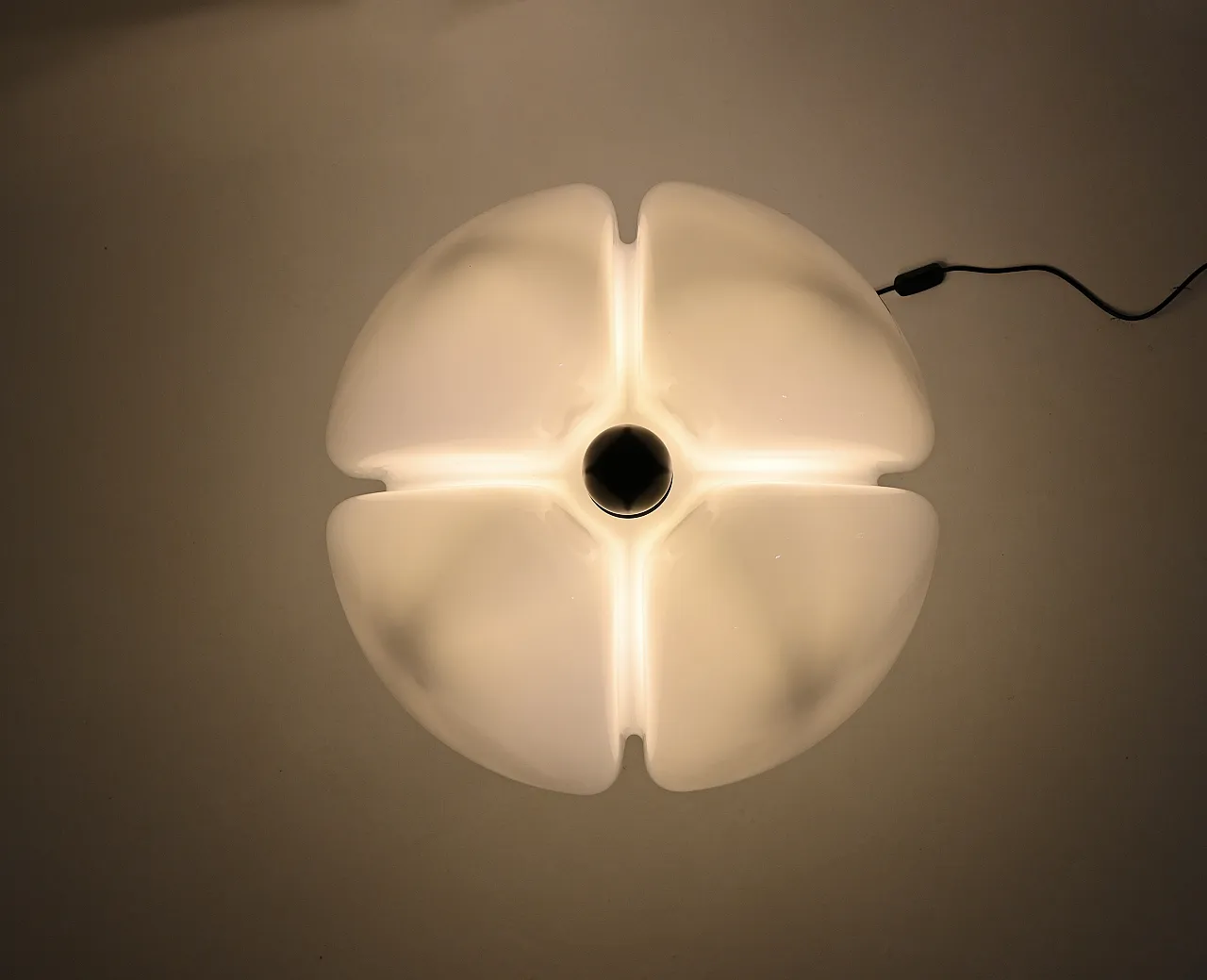 Lampada da tavolo Pipistrello nera di Gae Aulenti per Martinelli Luce 11