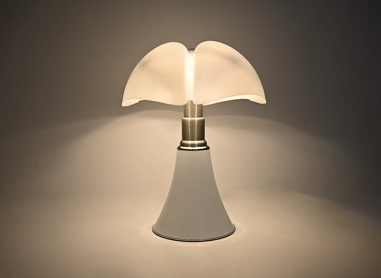 Lampada da tavolo Pipistrello bianca di Gae Aulenti per Martinelli Luce 2