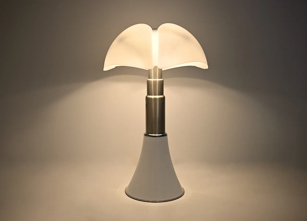 Lampada da tavolo Pipistrello bianca di Gae Aulenti per Martinelli Luce 4