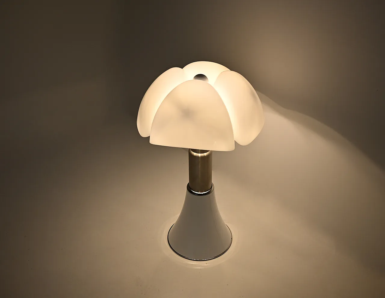 Lampada da tavolo Pipistrello bianca di Gae Aulenti per Martinelli Luce 6