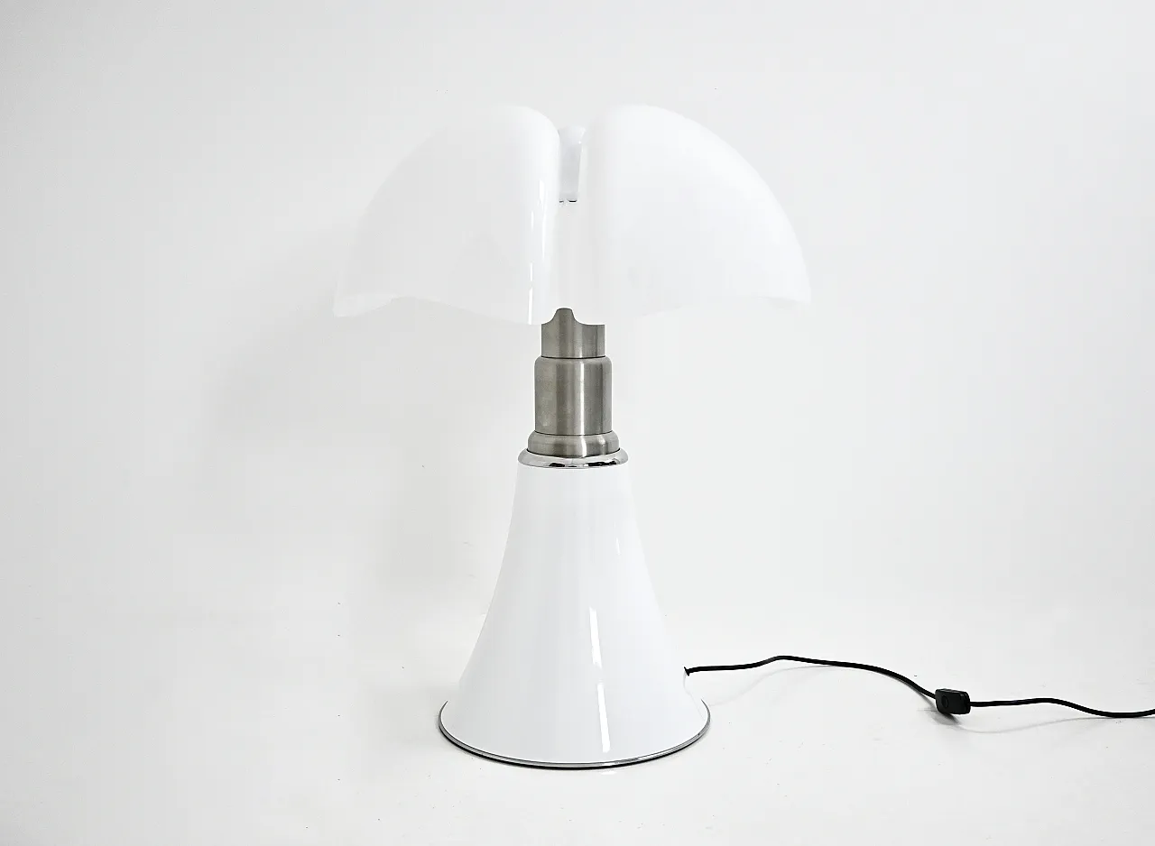Lampada da tavolo Pipistrello bianca di Gae Aulenti per Martinelli Luce 7