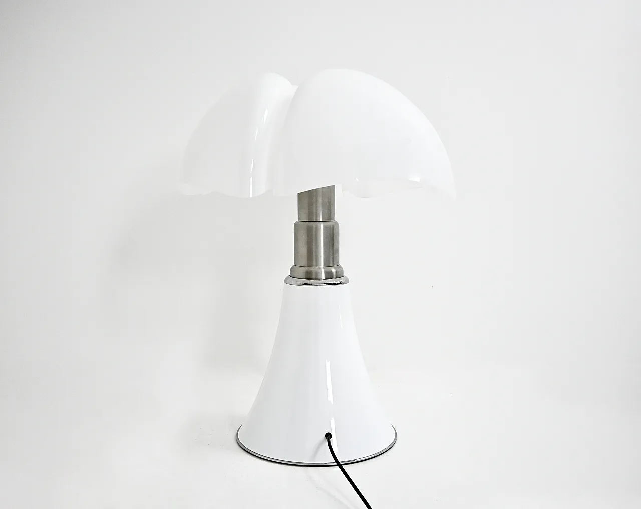 Lampada da tavolo Pipistrello bianca di Gae Aulenti per Martinelli Luce 8