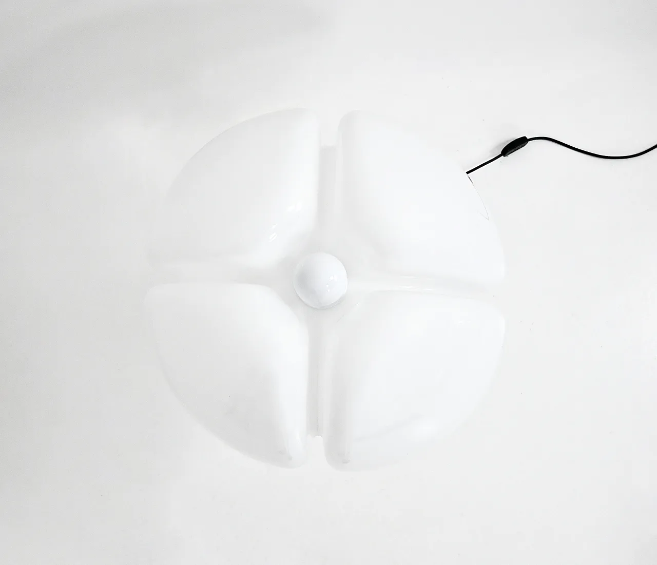 Lampada da tavolo Pipistrello bianca di Gae Aulenti per Martinelli Luce 10