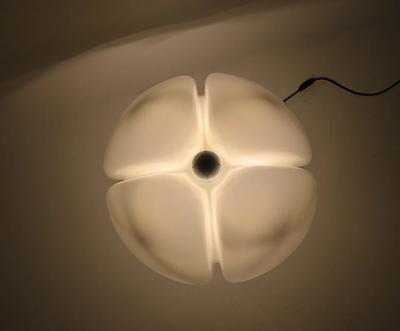 Lampada da tavolo Pipistrello bianca di Gae Aulenti per Martinelli Luce 11