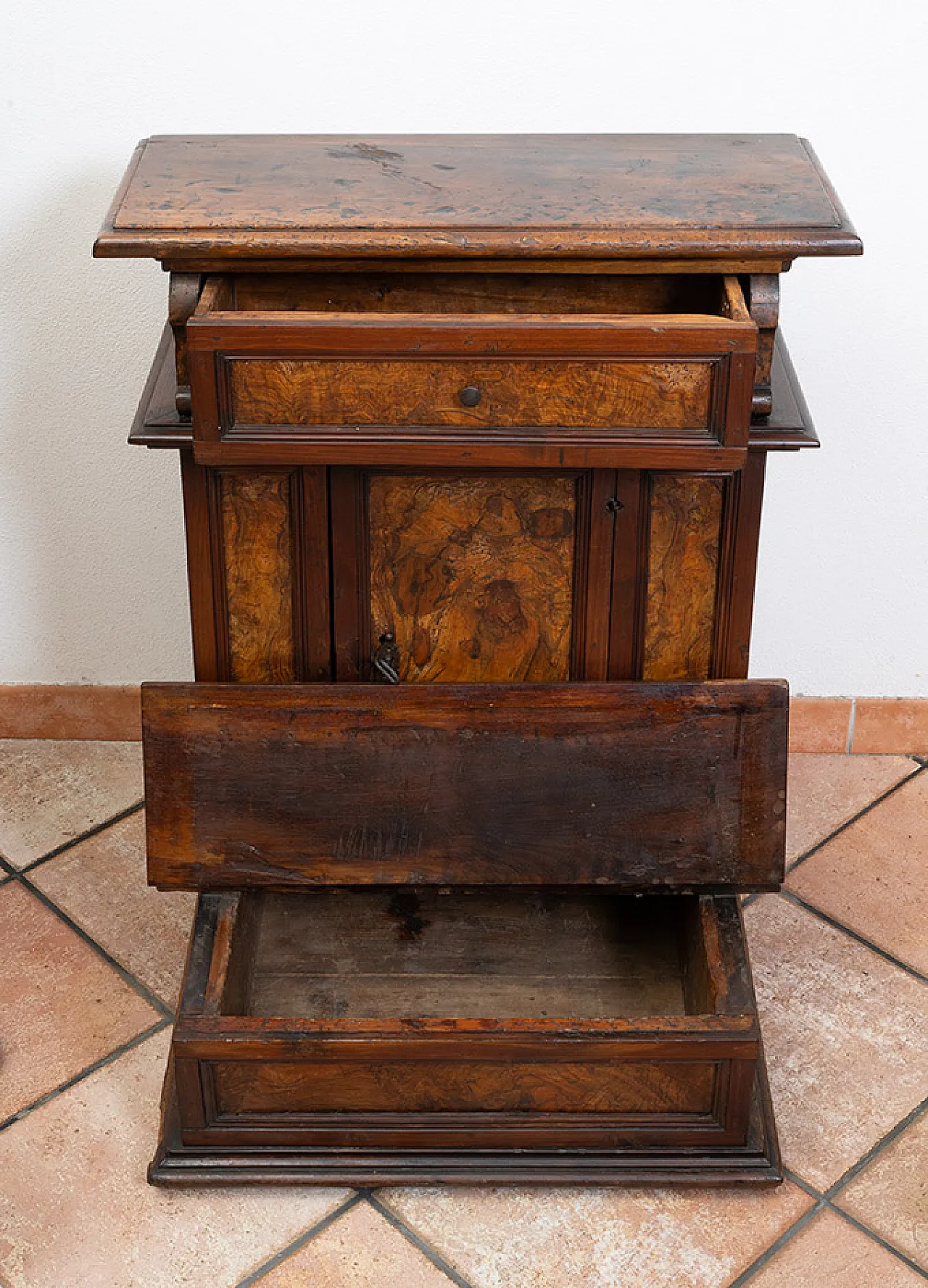 Louis XIV kneeler in solid walnut and briar, 18th century 3