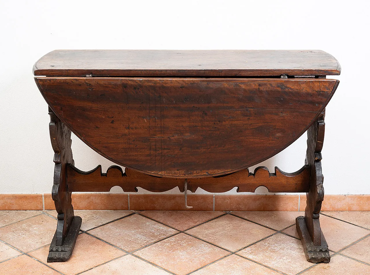Asse di Coppe table in solid walnut with side flap strips, 17th c. 2