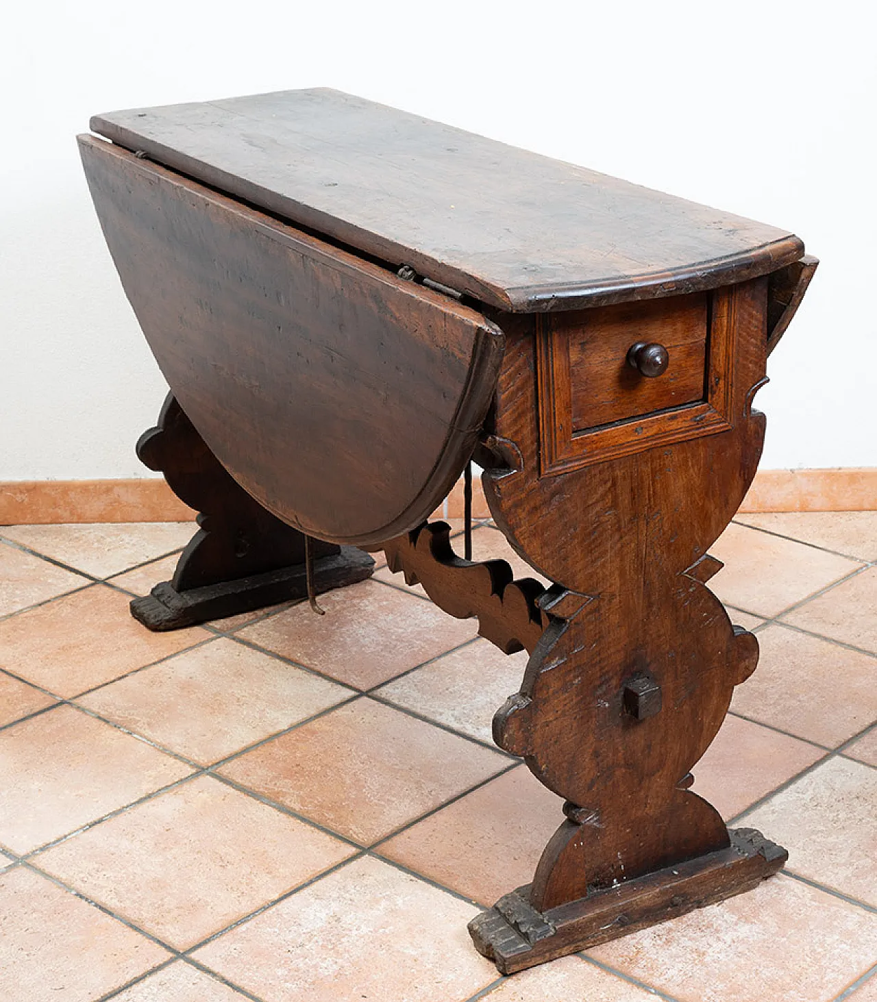 Asse di Coppe table in solid walnut with side flap strips, 17th c. 3