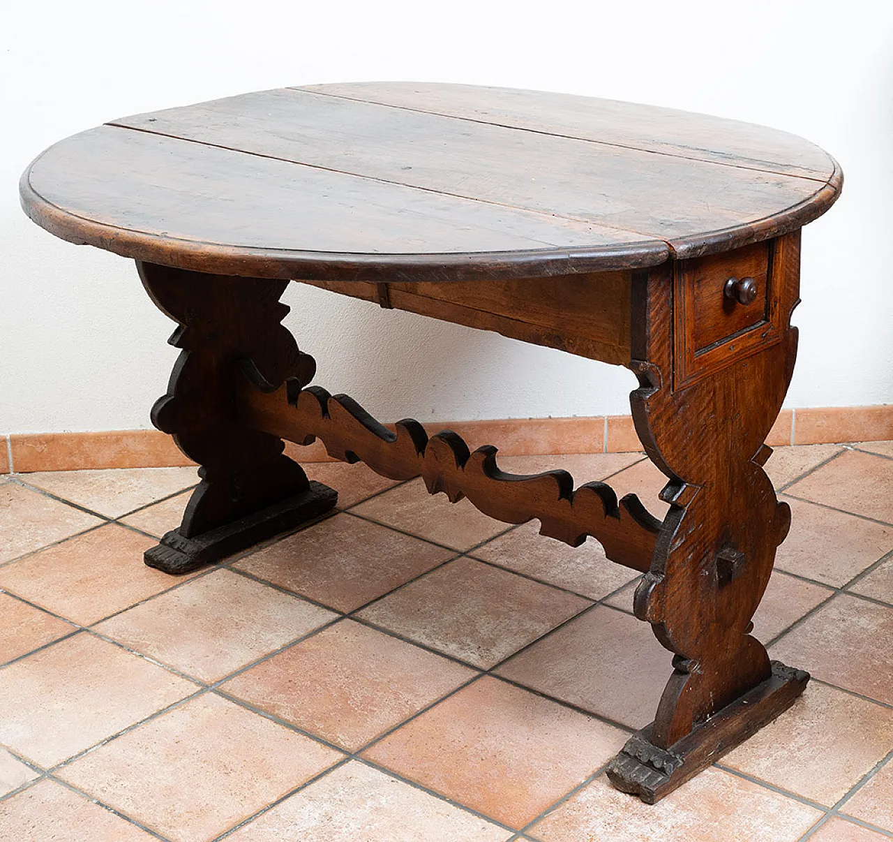 Asse di Coppe table in solid walnut with side flap strips, 17th c. 4