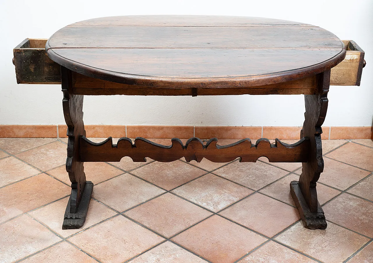 Asse di Coppe table in solid walnut with side flap strips, 17th c. 5