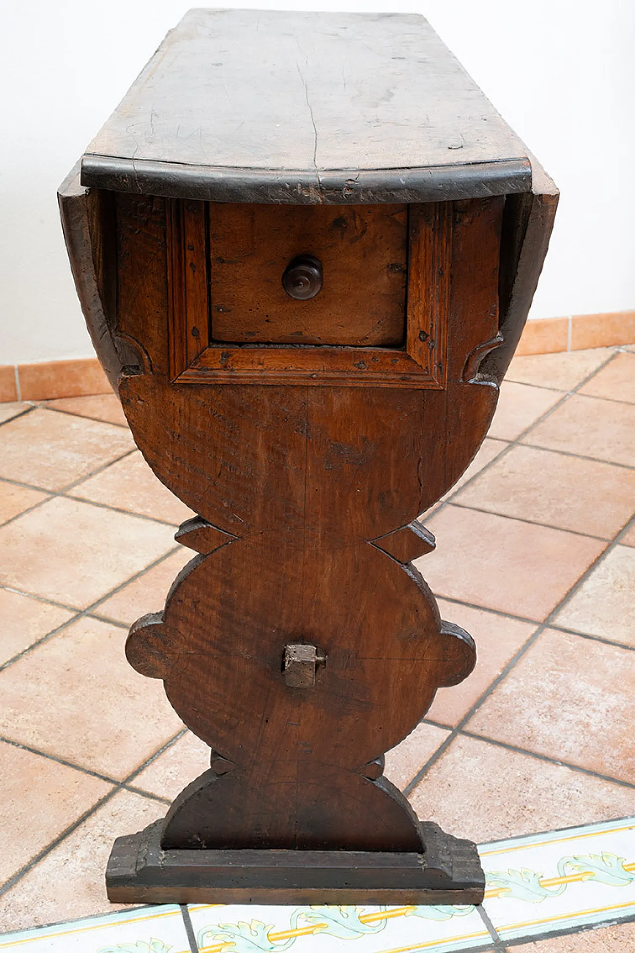 Asse di Coppe table in solid walnut with side flap strips, 17th c. 6