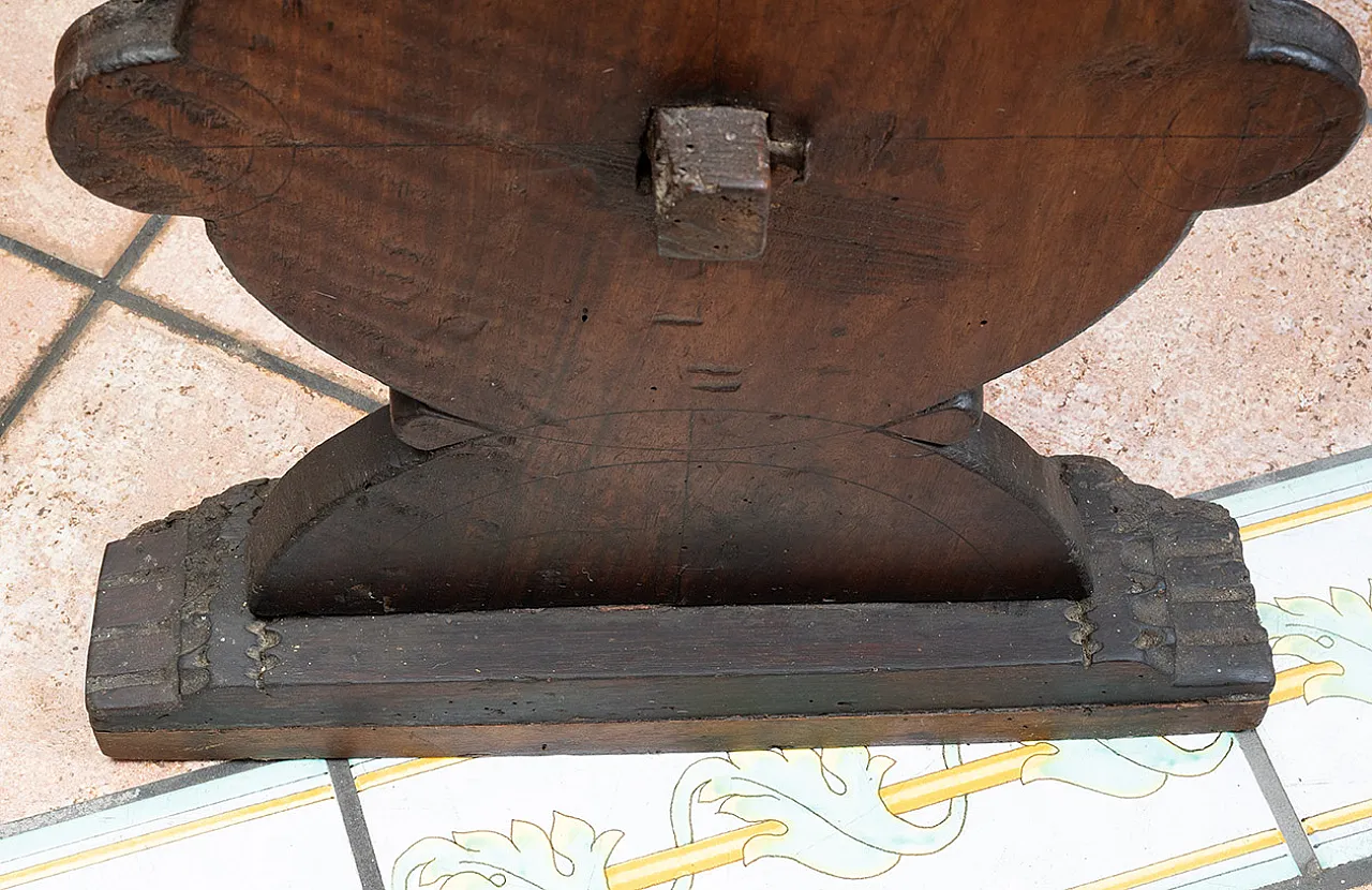 Asse di Coppe table in solid walnut with side flap strips, 17th c. 7