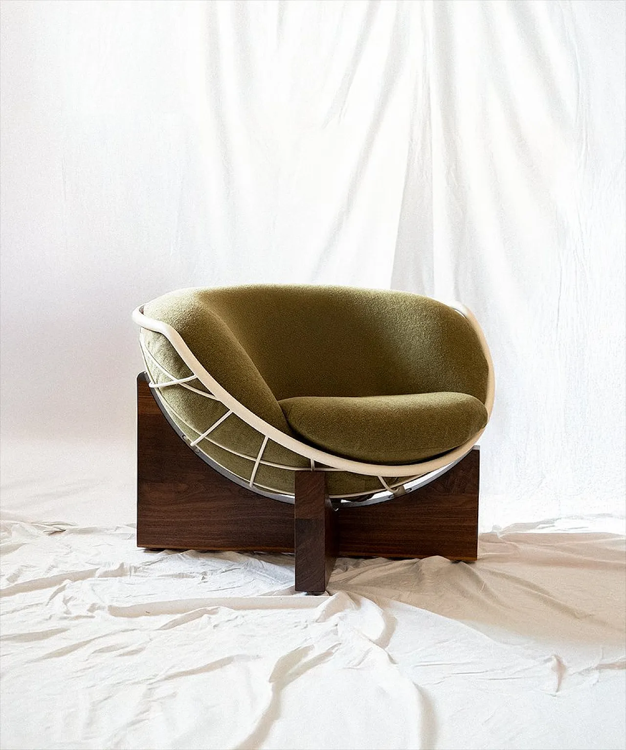 Poltrona Tucker Chair di Deta Studio in legno, ferro e tessuto, 2026 1