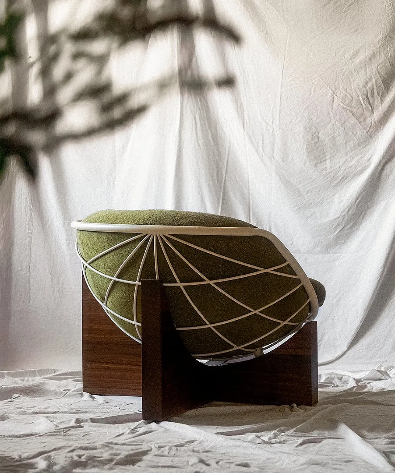 Poltrona Tucker Chair di Deta Studio in legno, ferro e tessuto, 2026 2