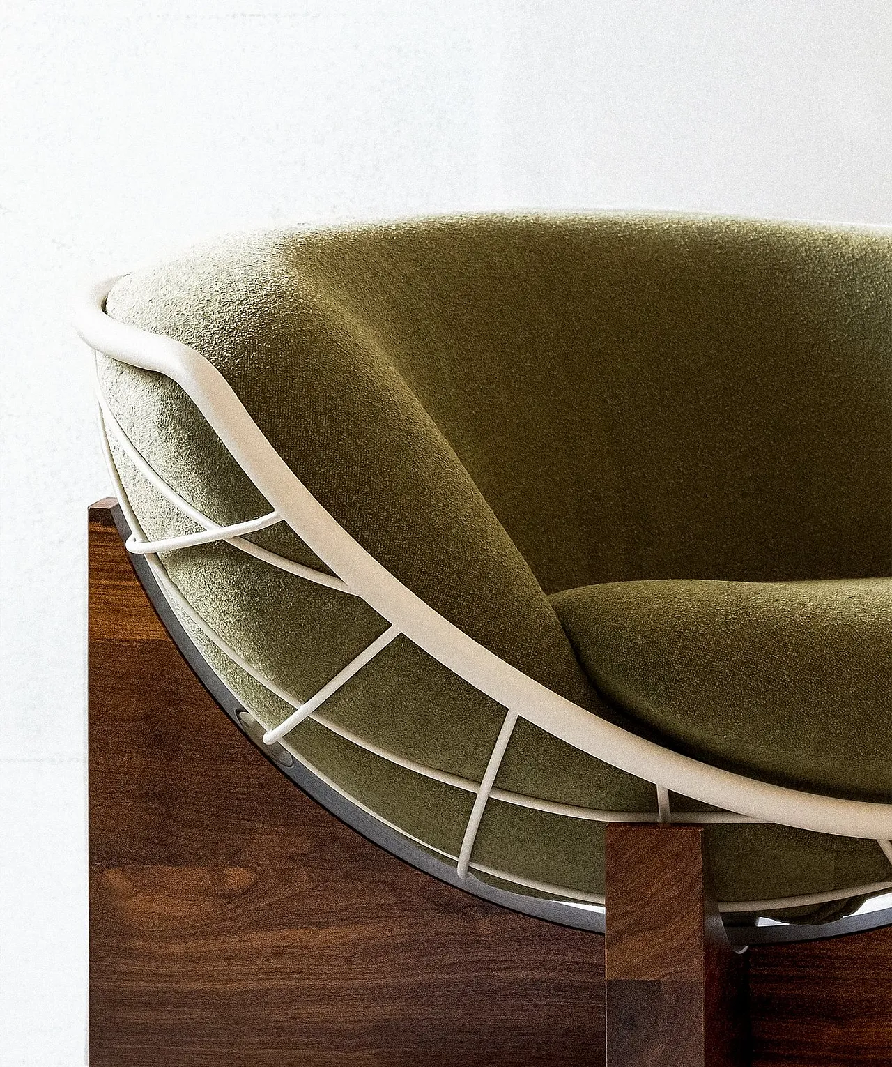 Poltrona Tucker Chair di Deta Studio in legno, ferro e tessuto, 2026 3