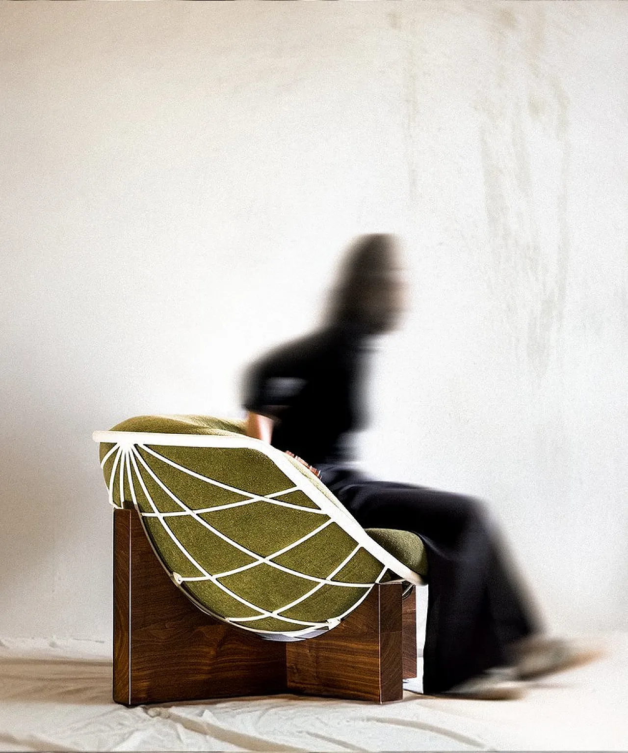 Poltrona Tucker Chair di Deta Studio in legno, ferro e tessuto, 2026 5