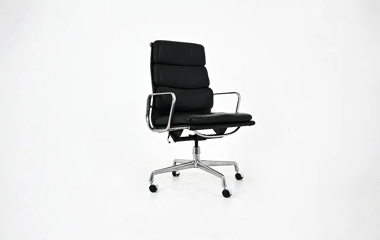 Sedia Soft Pad di Charles & Ray Eames per Ring Mobelfabrikk Norvegia 1
