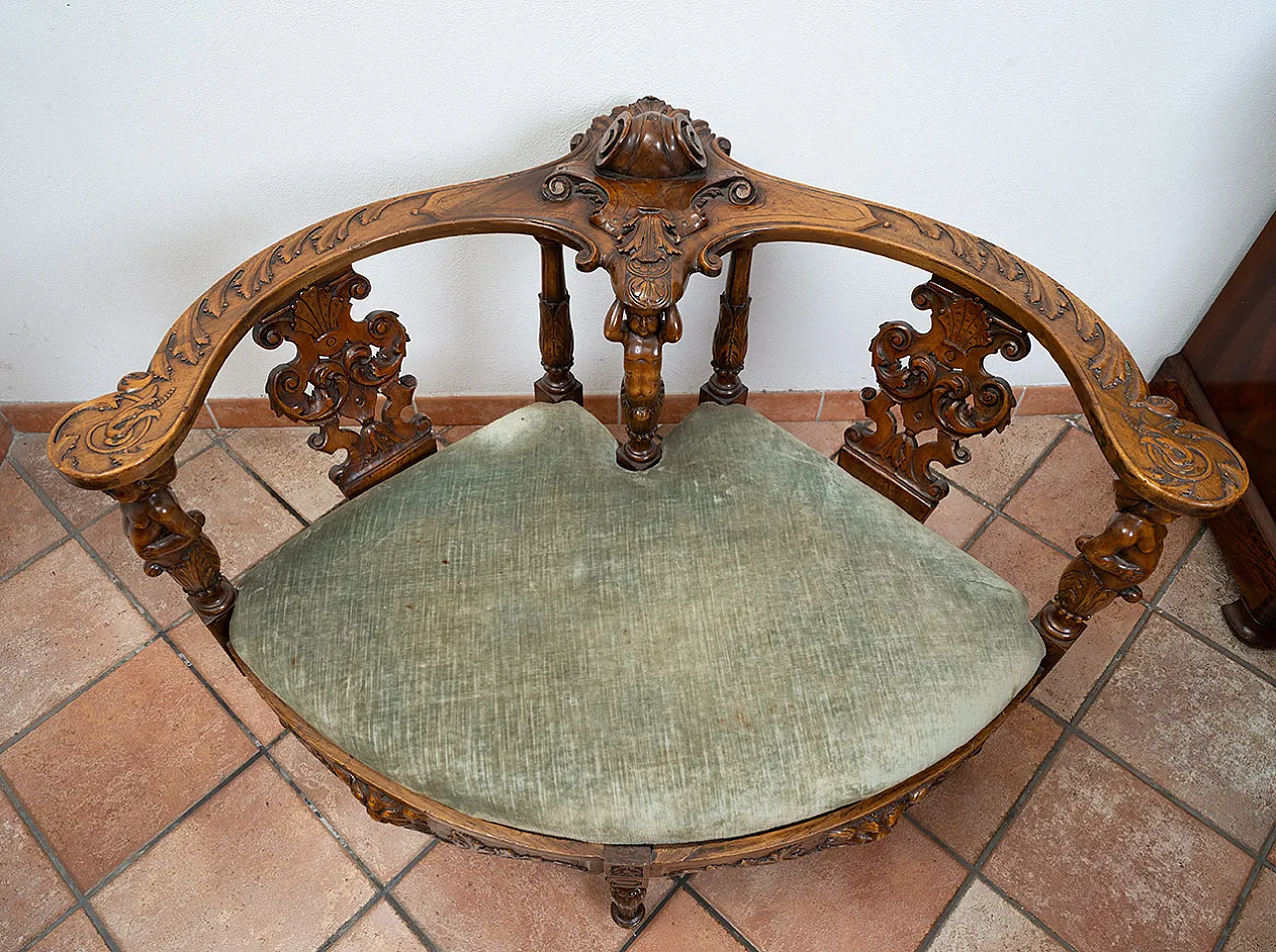 Carved curved Neo Renaissance sofa in walnut, '800 2