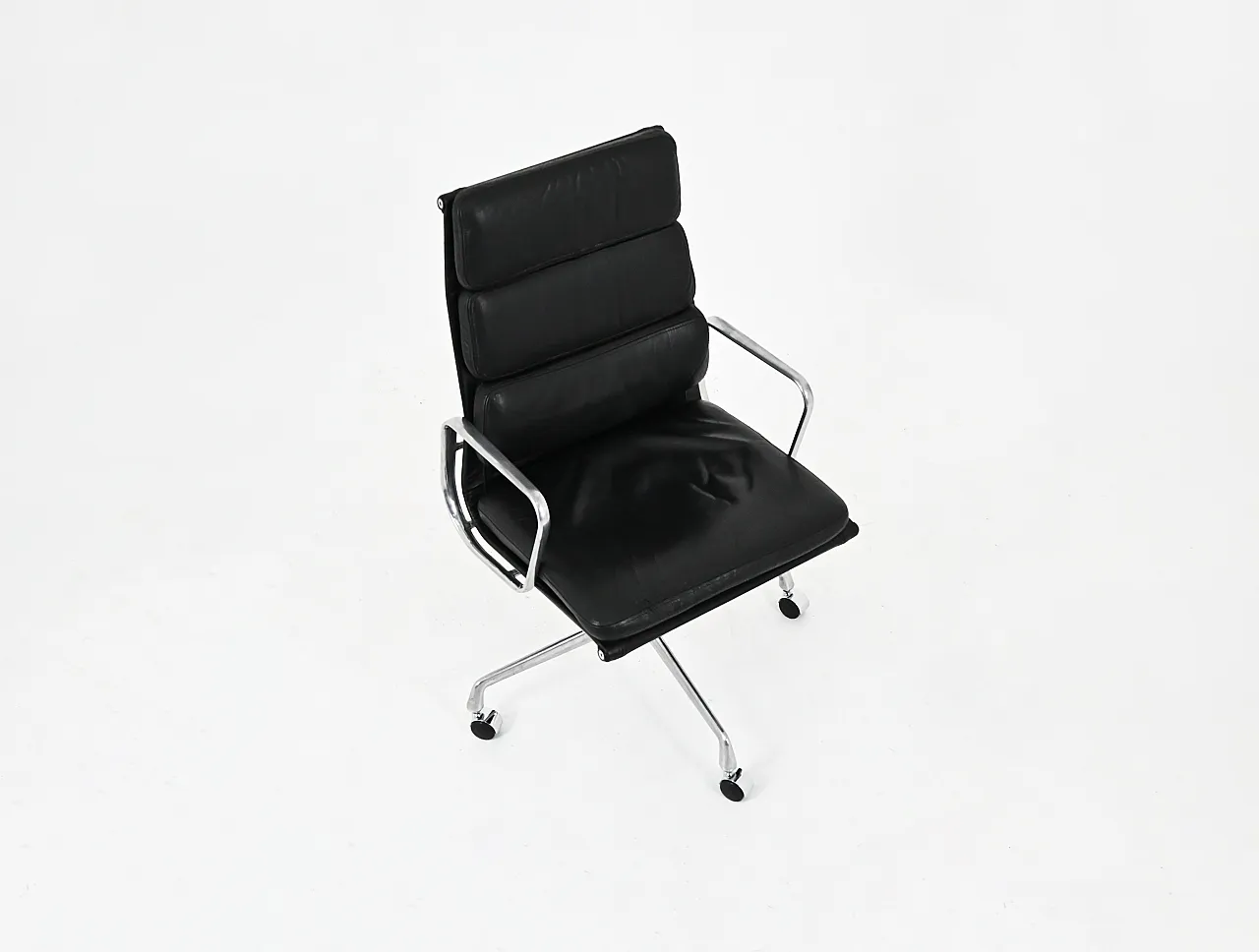 Sedia Soft Pad di Charles & Ray Eames per Ring Mobelfabrikk Norvegia 2