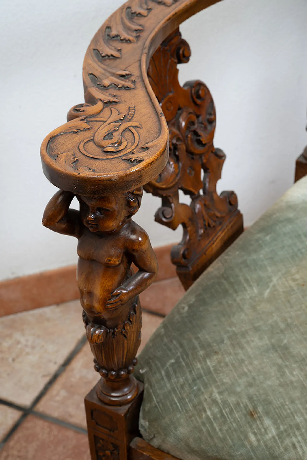 Carved curved Neo Renaissance sofa in walnut, '800 4
