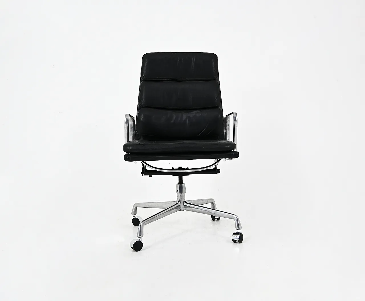 Sedia Soft Pad di Charles & Ray Eames per Ring Mobelfabrikk Norvegia 3