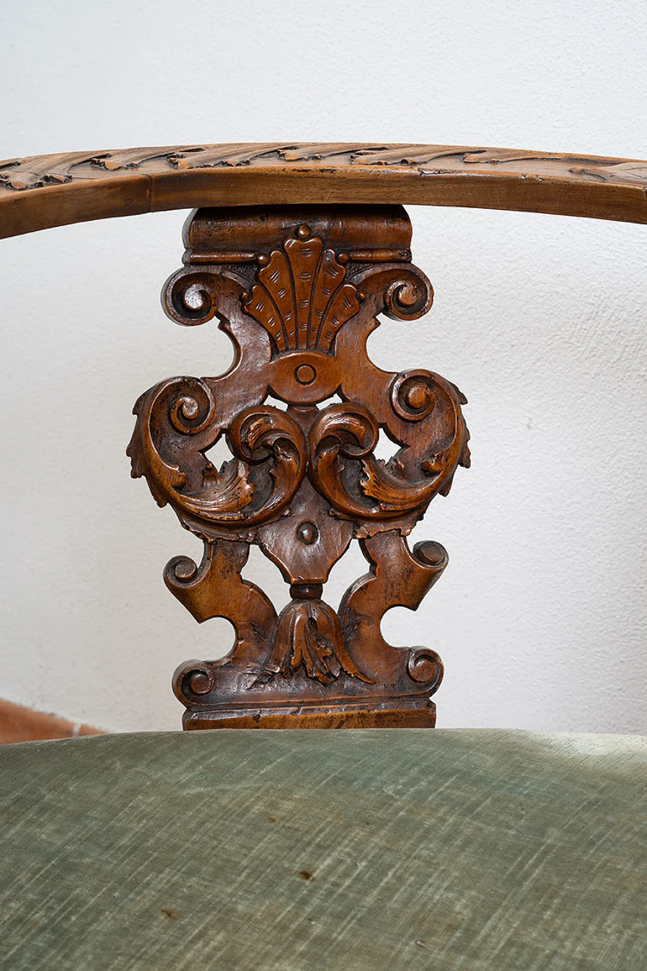 Carved curved Neo Renaissance sofa in walnut, '800 5
