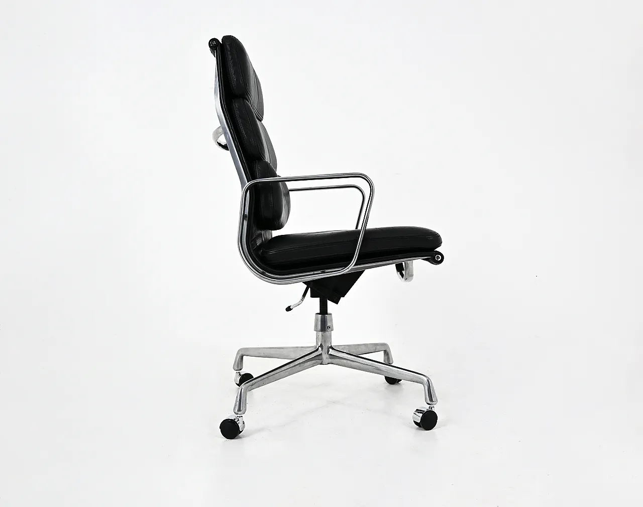 Sedia Soft Pad di Charles & Ray Eames per Ring Mobelfabrikk Norvegia 4