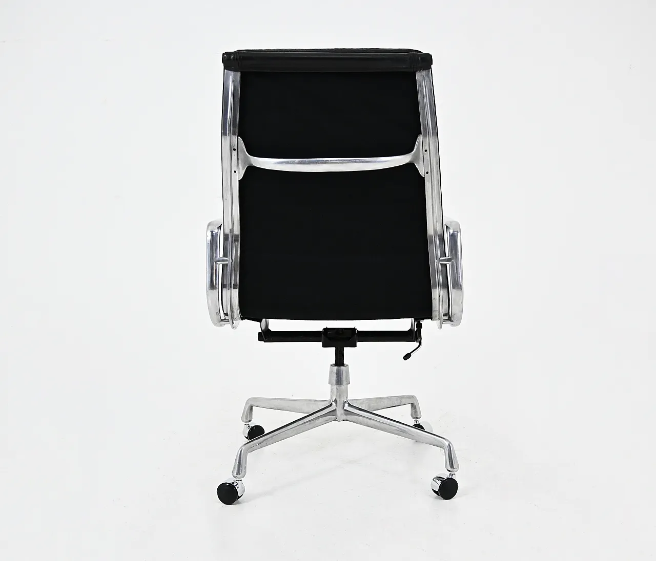 Sedia Soft Pad di Charles & Ray Eames per Ring Mobelfabrikk Norvegia 5
