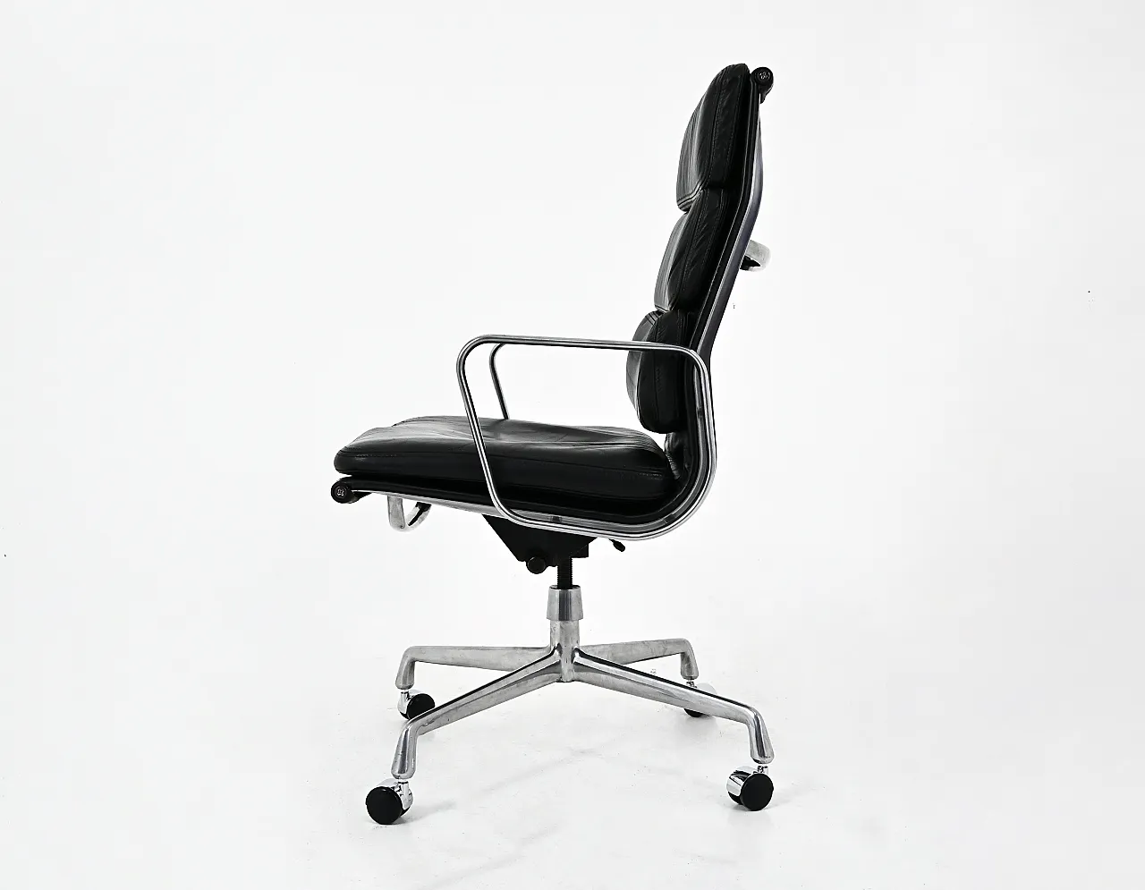 Sedia Soft Pad di Charles & Ray Eames per Ring Mobelfabrikk Norvegia 6