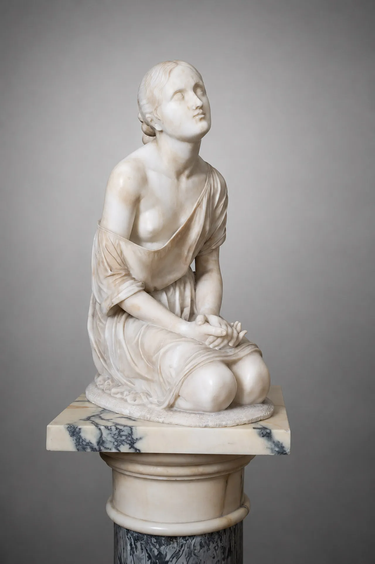 Scultura o di figura femminile inginocchiata in alabastro, '800 1