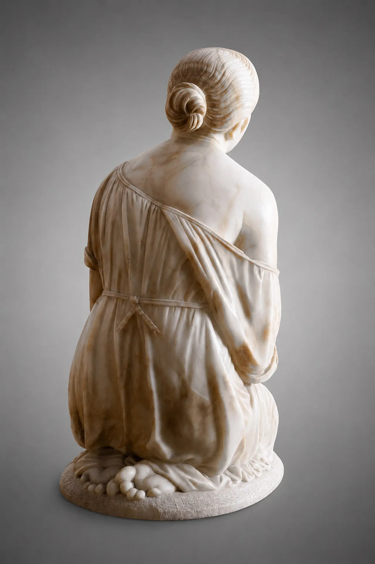 Scultura o di figura femminile inginocchiata in alabastro, '800 3