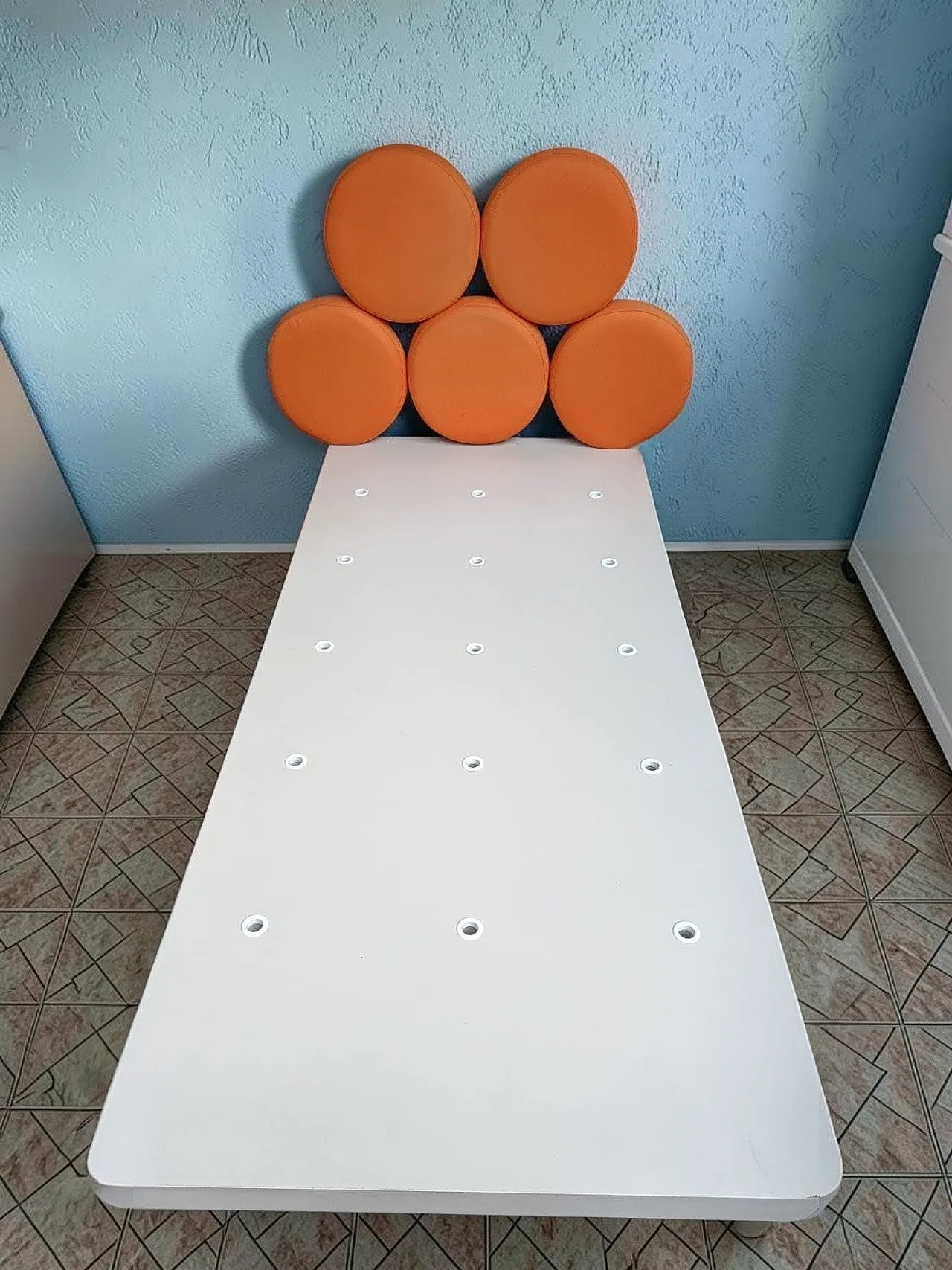 Single bed with sculptural Marshmallow headboard, 1980s 5